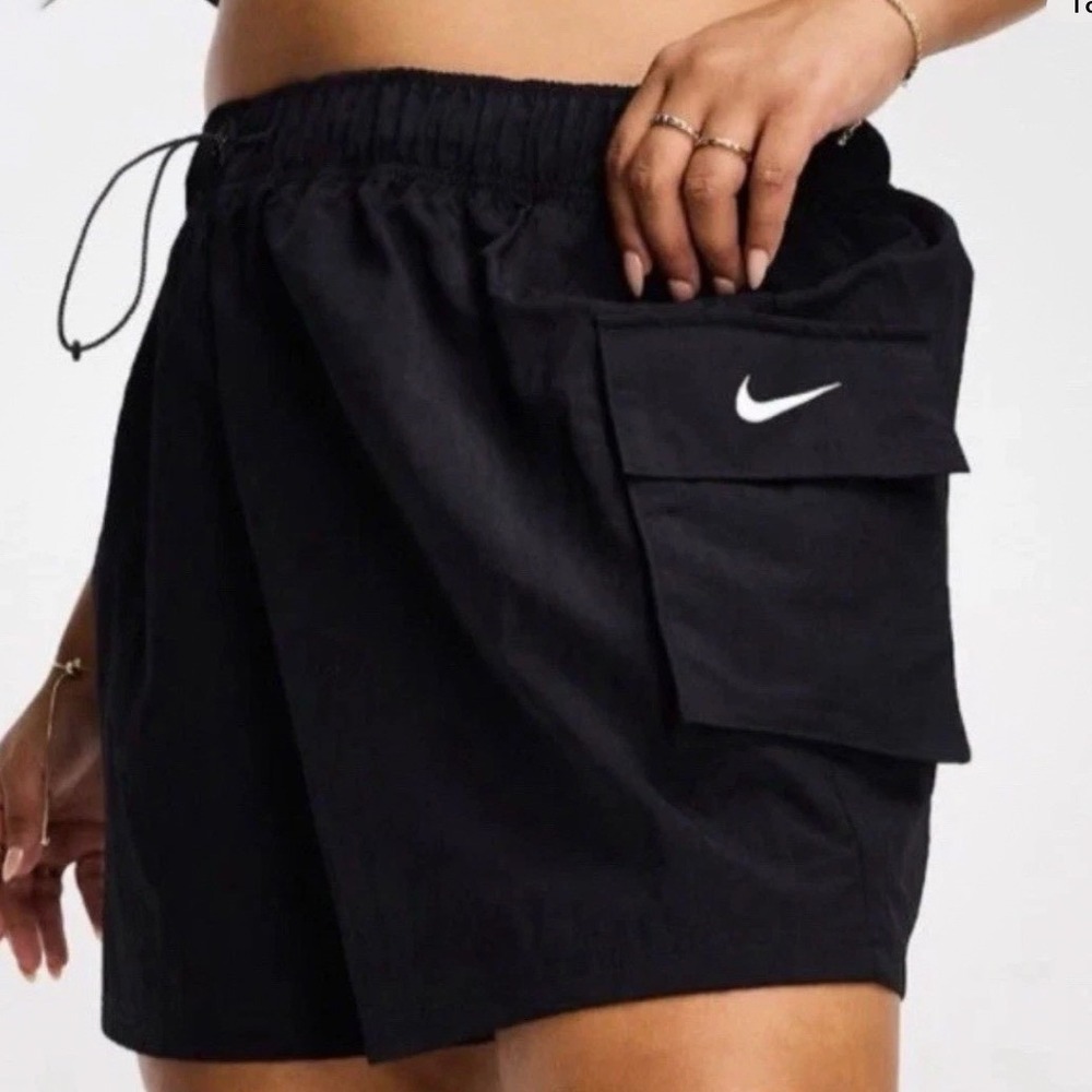 NWOT Women Nike XS Sports Essential Loose Woven Cargo Shorts Black DM6247-010